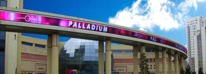 mur de led en facade d'un magasin